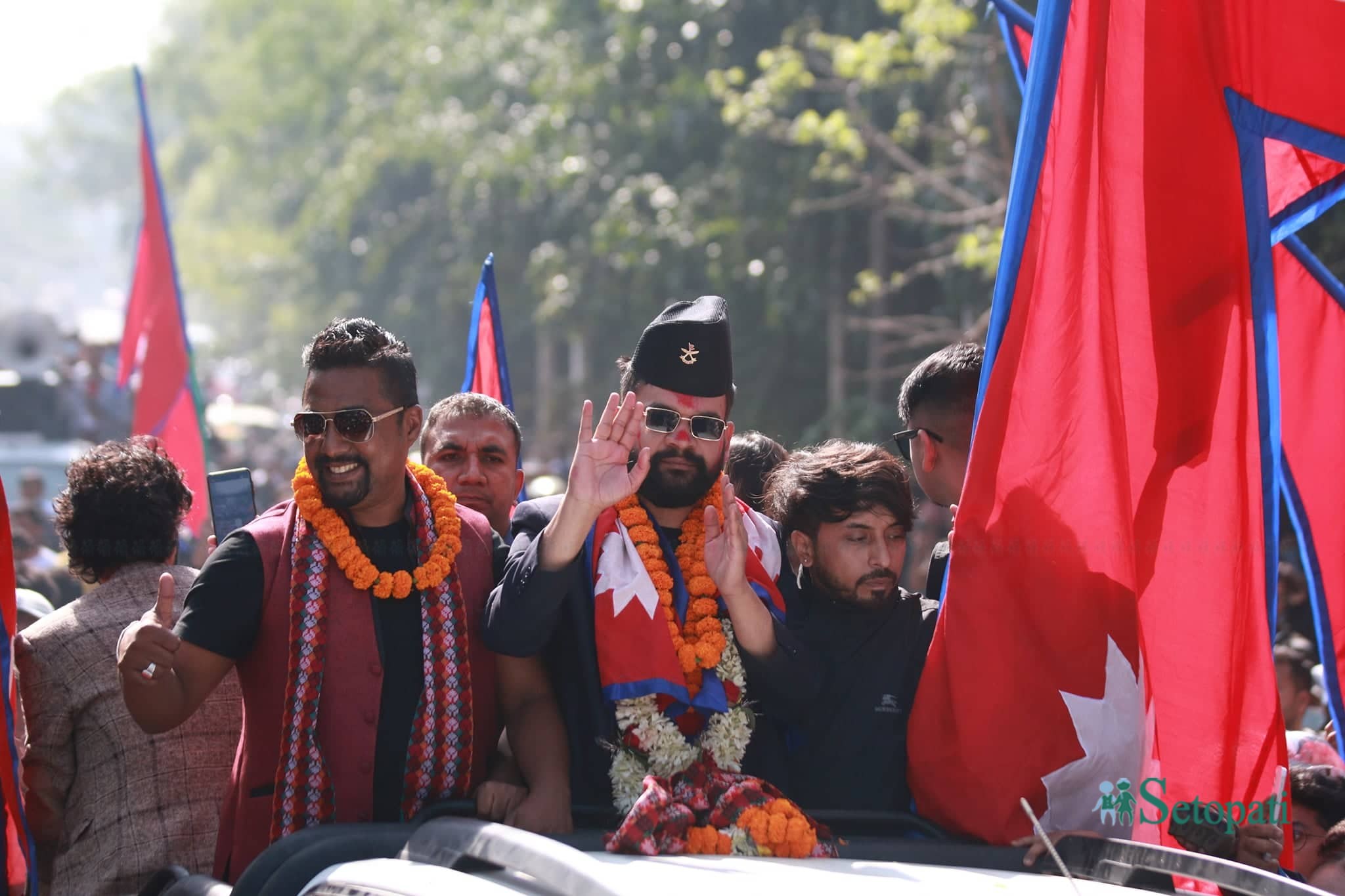 शुक्रबार काठमाडौंमा निस्केको विजय जुलुसमा नवनिर्वाचित मेयर बालेन शाह र चौथो स्थानमा रहेका सुमन सायमि। तस्बिर: नवीनबाबु गुरूङ/सेतोपाटी